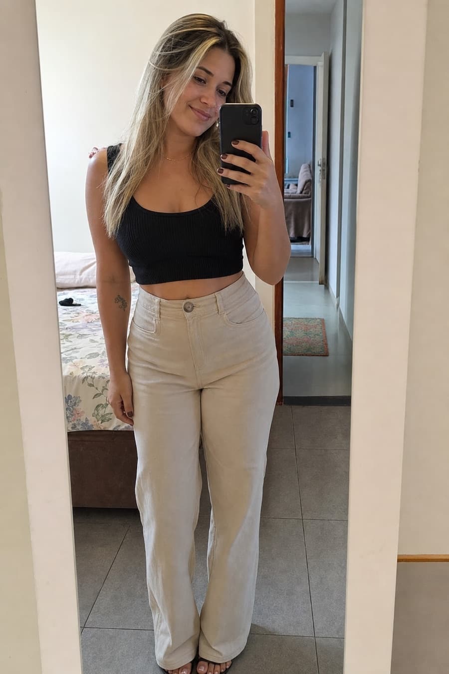Mulher adulta loira em uma selfie natural diante do espelho.