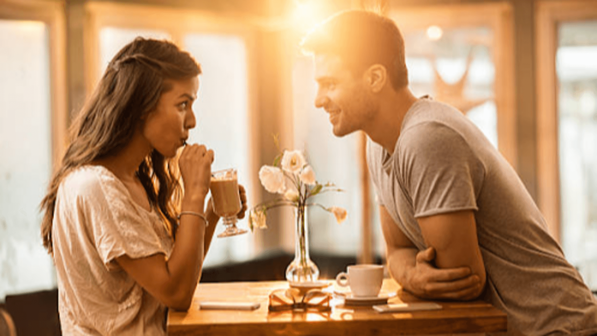 Contato visual e um simples sorriso podem fazer milagres na hora de flertar com alguém - iStock Contato visual e um simples sorriso podem fazer milagres na hora de flertar com alguém - iStock