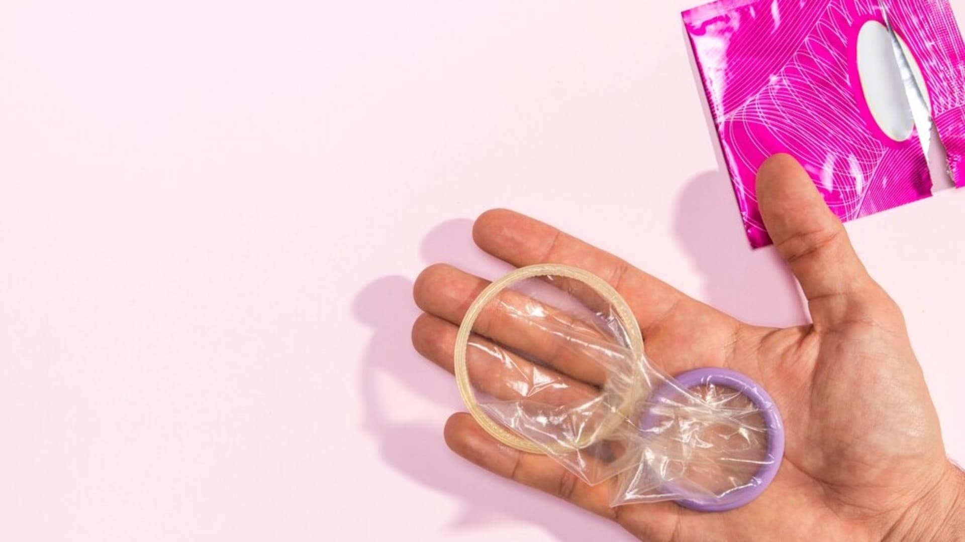 Em qualquer tipo de relação sexual, é sempre importante se proteger - Unpash Preservativos e sexo casual seguro