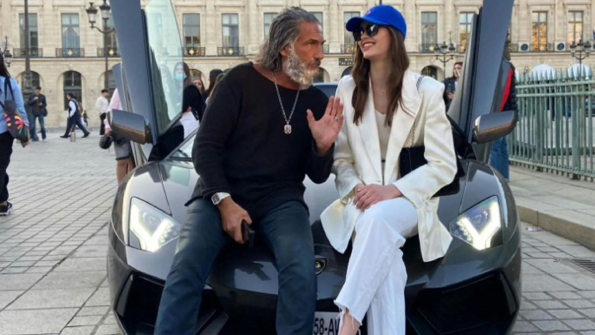 Ilian Tobianah com sua namorada Rebeka Võsu sentados em uma Lamborghini.
