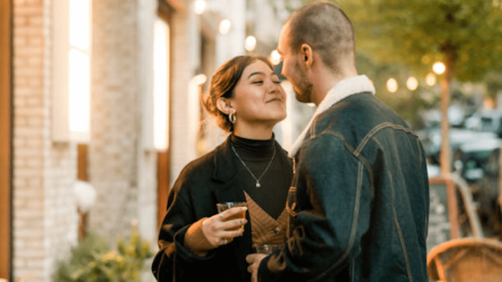 Conhecer um pouco sobre a outra pessoa já te dá pistas valiosas pra levar a conversa por caminhos que interessem aos dois. Conhecer um pouco sobre a outra pessoa já te dá pistas valiosas pra levar a conversa por caminhos que interessem aos dois.