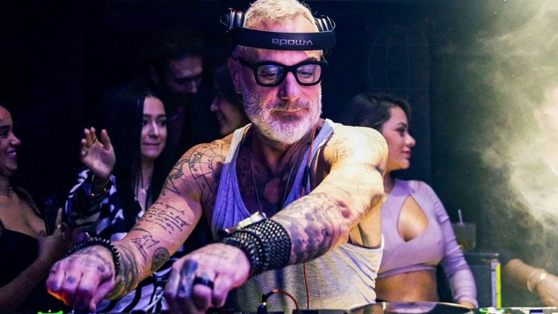 Mistura lifestyle e música eletrônica em festas que parecem saídas de filmes. Lifestyle e música eletrônica em festas que parecem saídas de filmes.