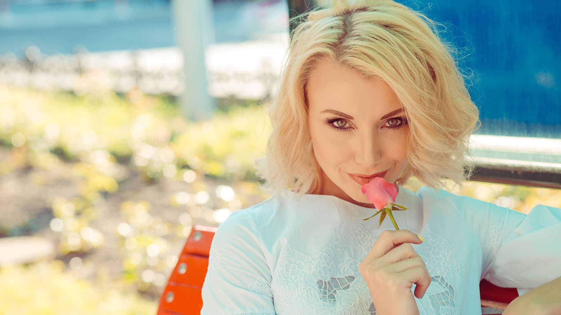Sugar Mommy - Uma mulher mais velha e rica Mulher loira, meia idade, com uma rosa na boca, representando ser uma Sugar Mommy.