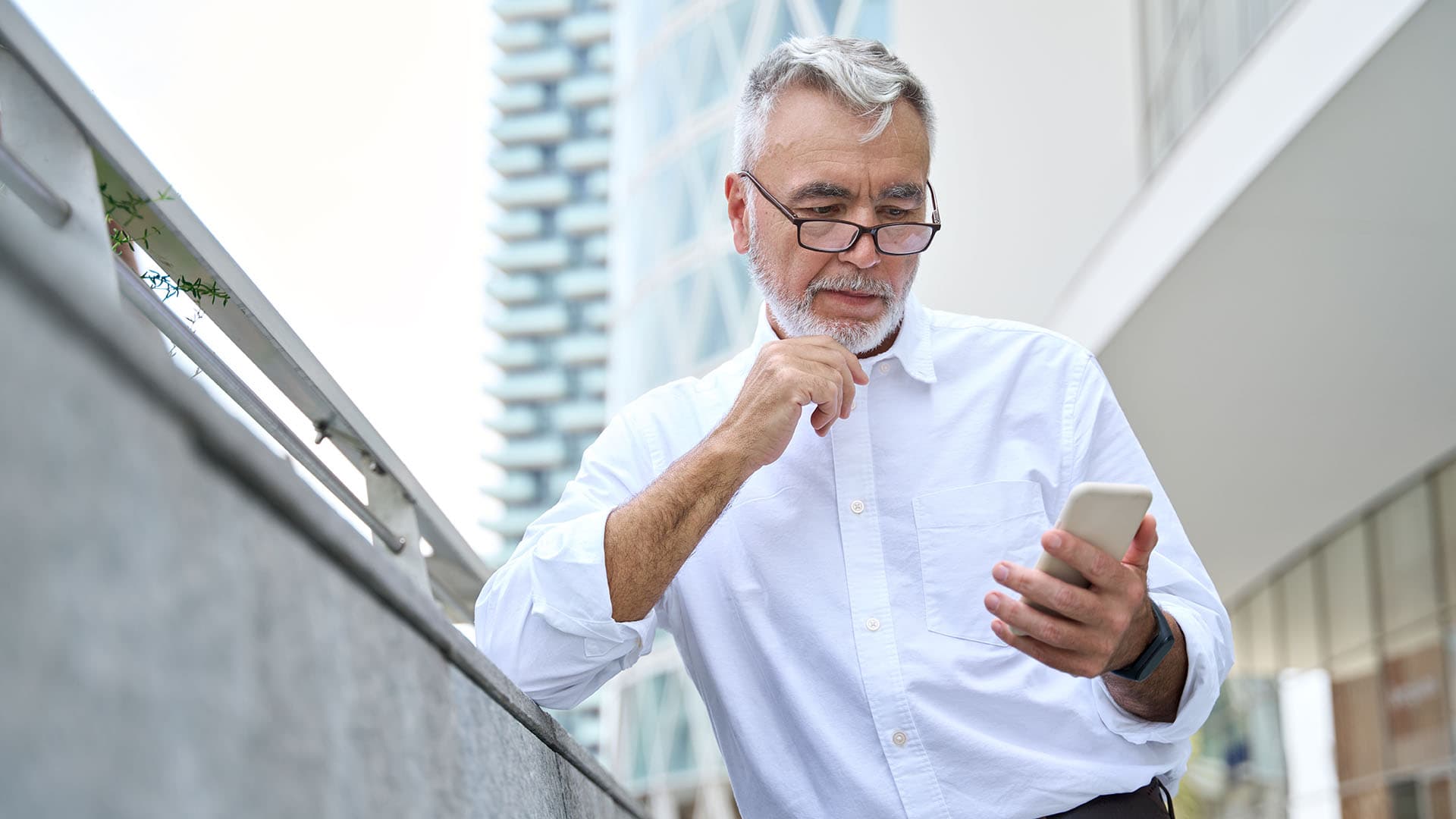 Sugar Daddy Gay Homem mais velho, rico e generoso lendo no celular.
