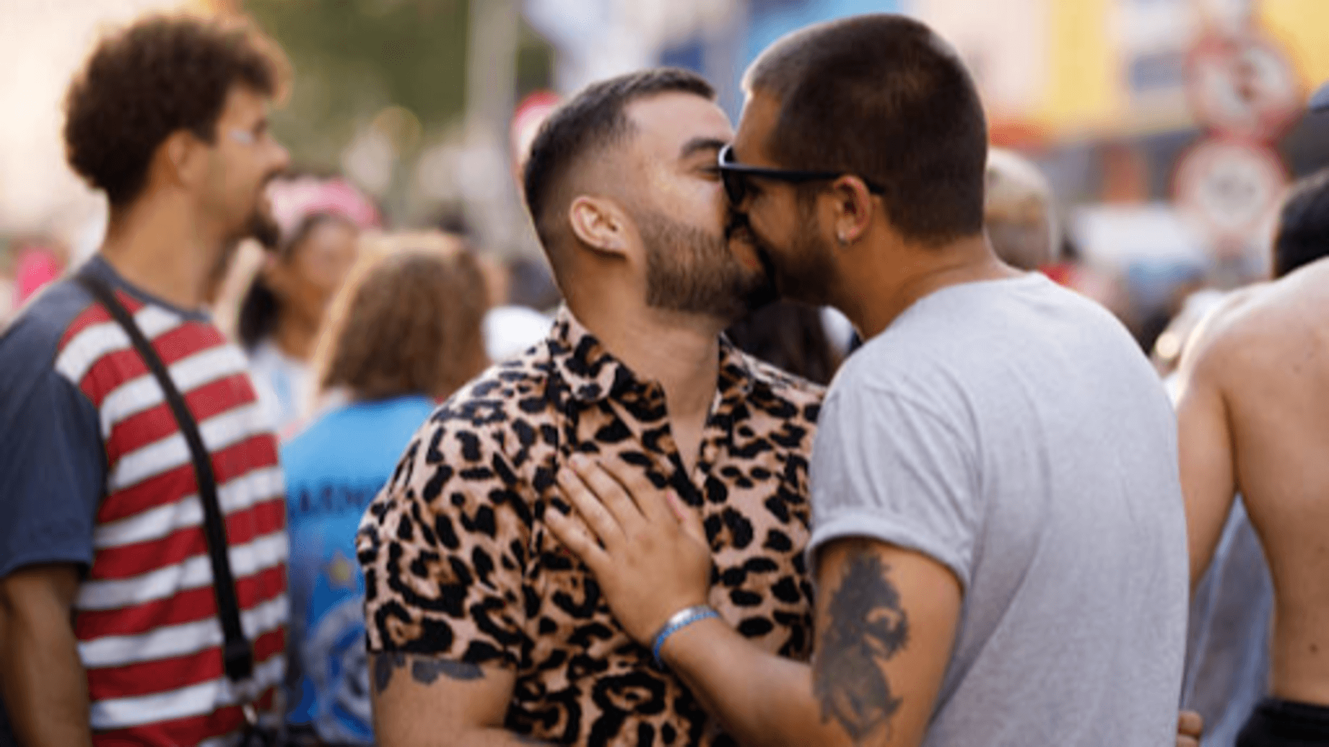 Dois homens se beijam em bloco de carnaval - iStock Dois homens se beijam em bloco de carnaval - iStock