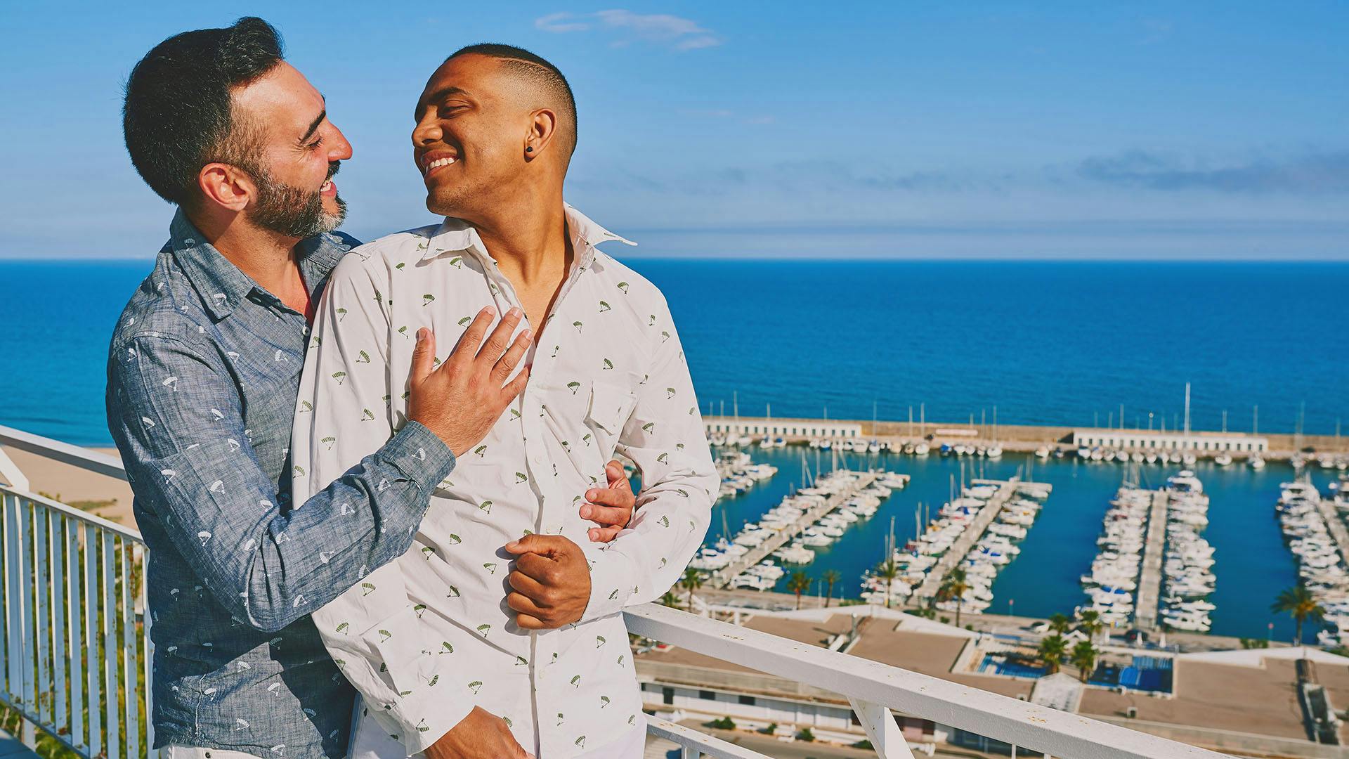 Dois homens gays em um mirante olhando um para o outro. Ambos vivendo um relacionamento sugar gay. 