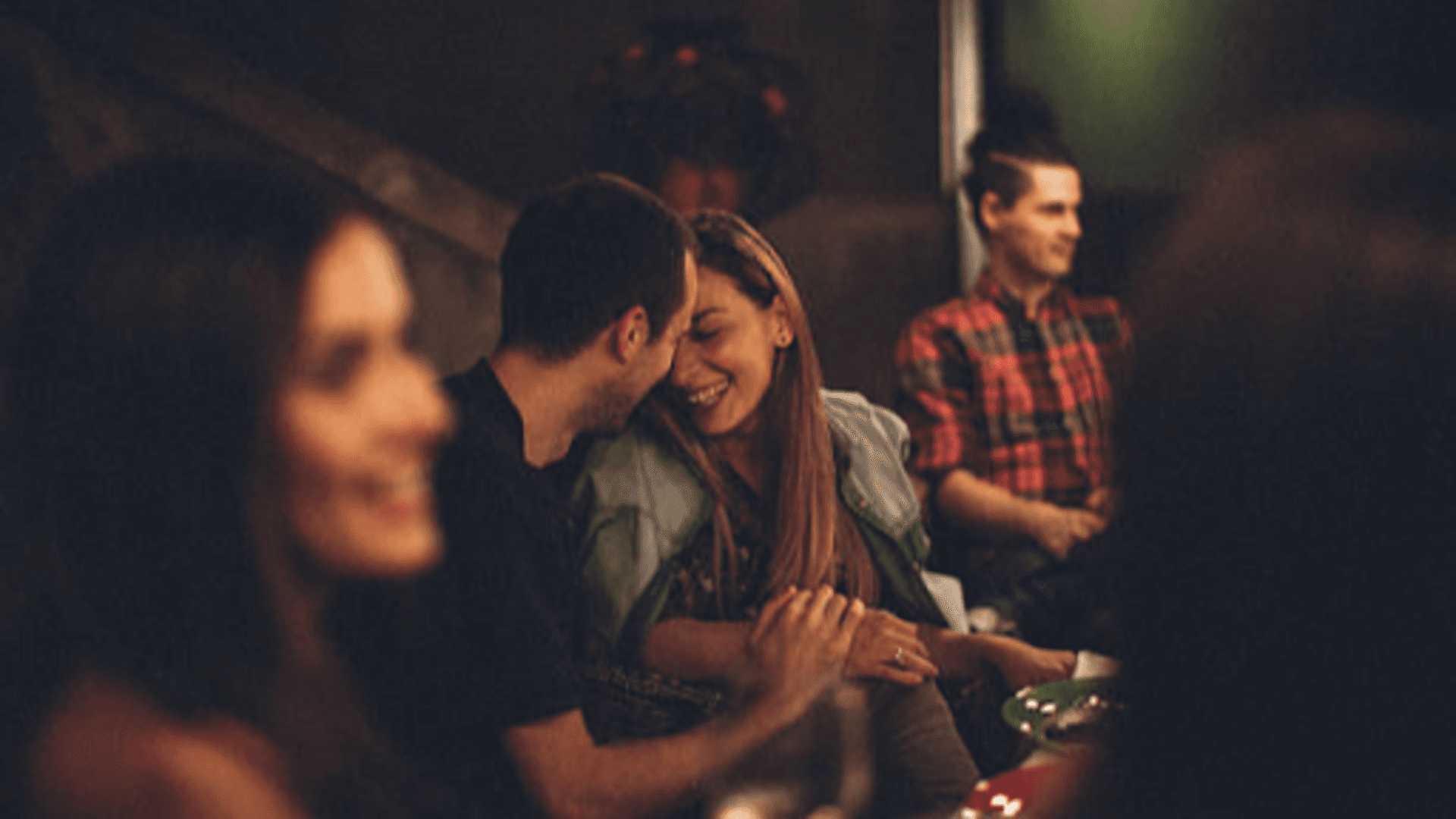 Ficar de olho nas reações da outra pessoa é fundamental — só assim dá pra saber se é hora de avançar ou dar um passinho pra trás Ficar de olho nas reações da outra pessoa é fundamental — só assim dá pra saber se é hora de avançar ou dar um passinho pra trás