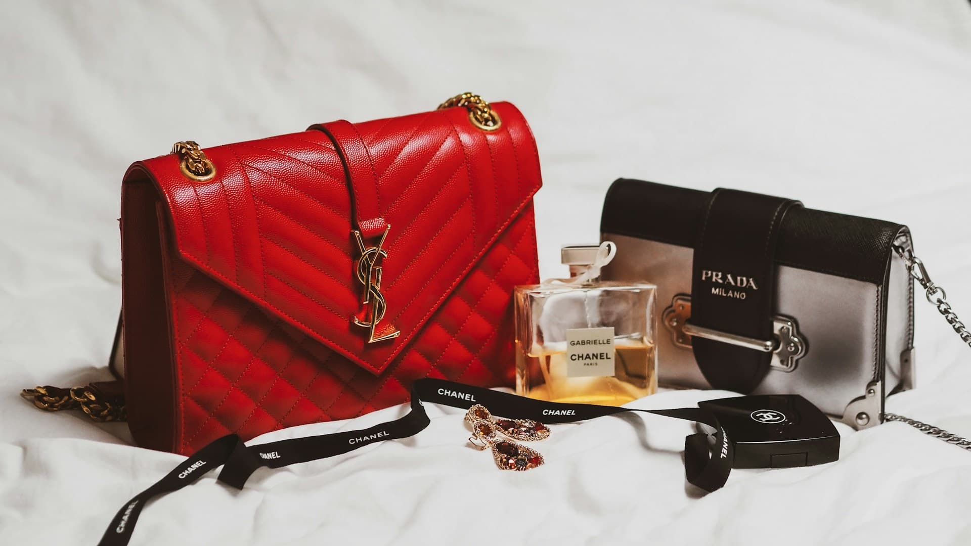 Presentes para seu amor! Bolsa da Prada, Perfume Chanel nº5 e outros itens de luxo.