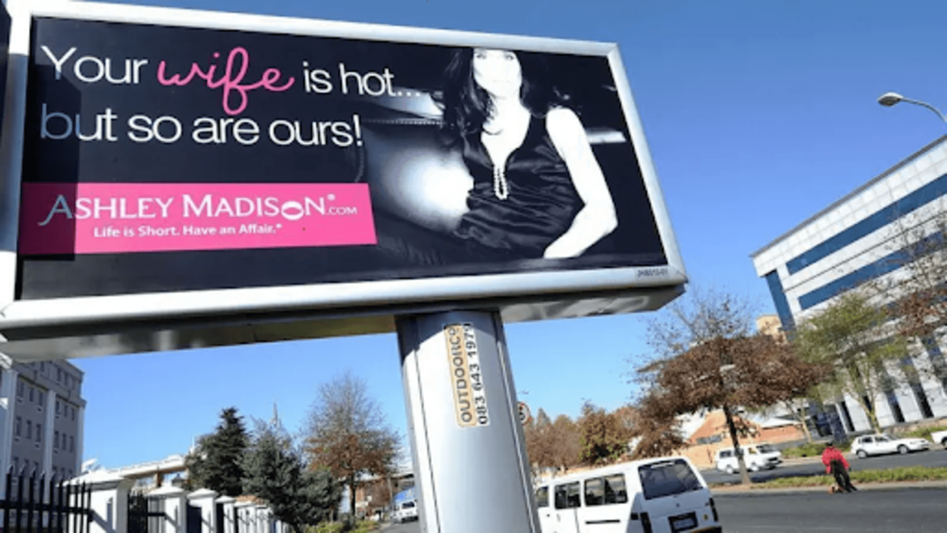 'Sua esposa é gostosa... Mas as nossas também!', diz um pôster da campanha publicitária do site Ashley Madison - Getty Images Site de relacionamento extraconjugal