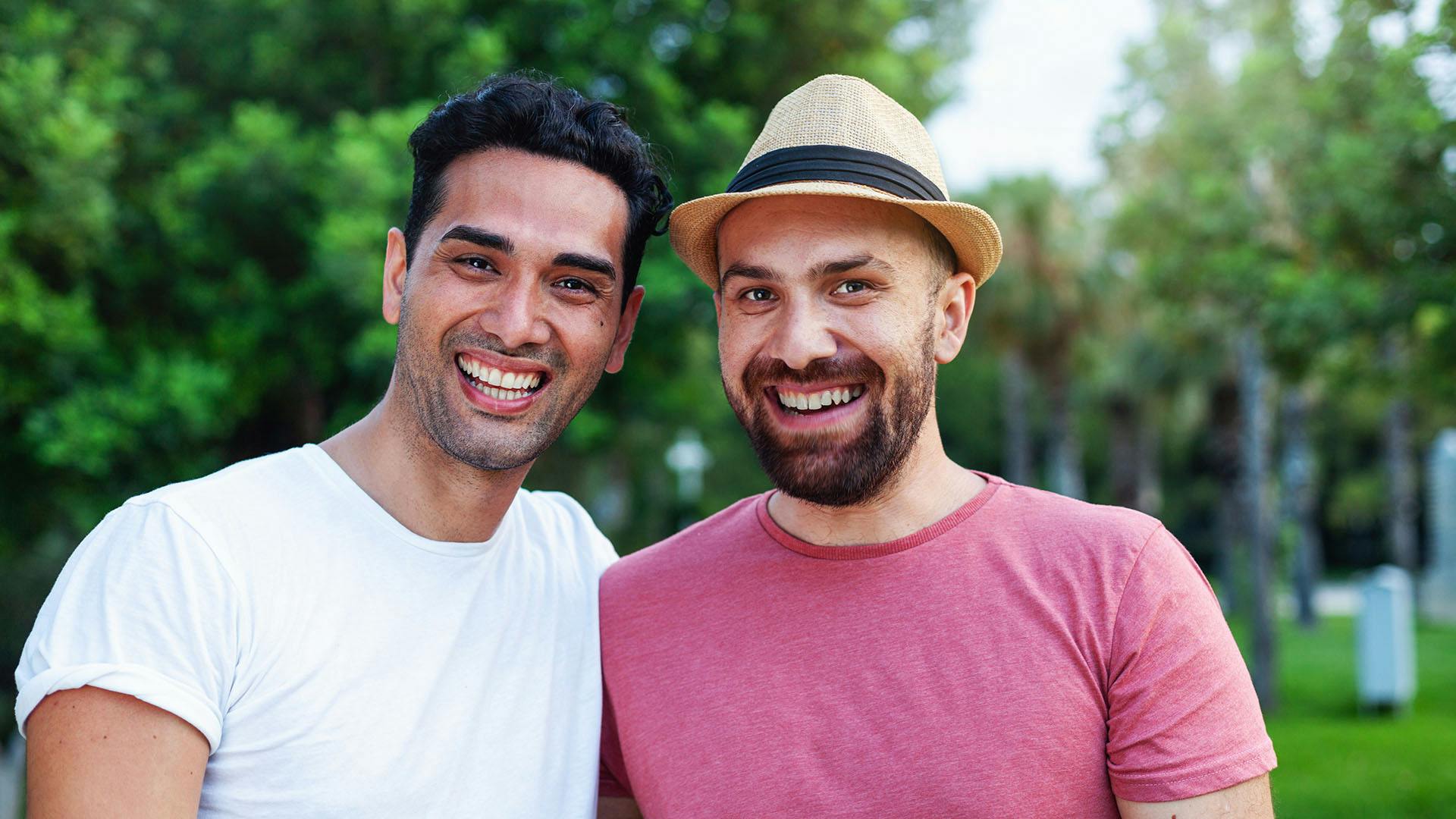 Dois homens no parque formando um casal gay em uma relacionamento sugar.
