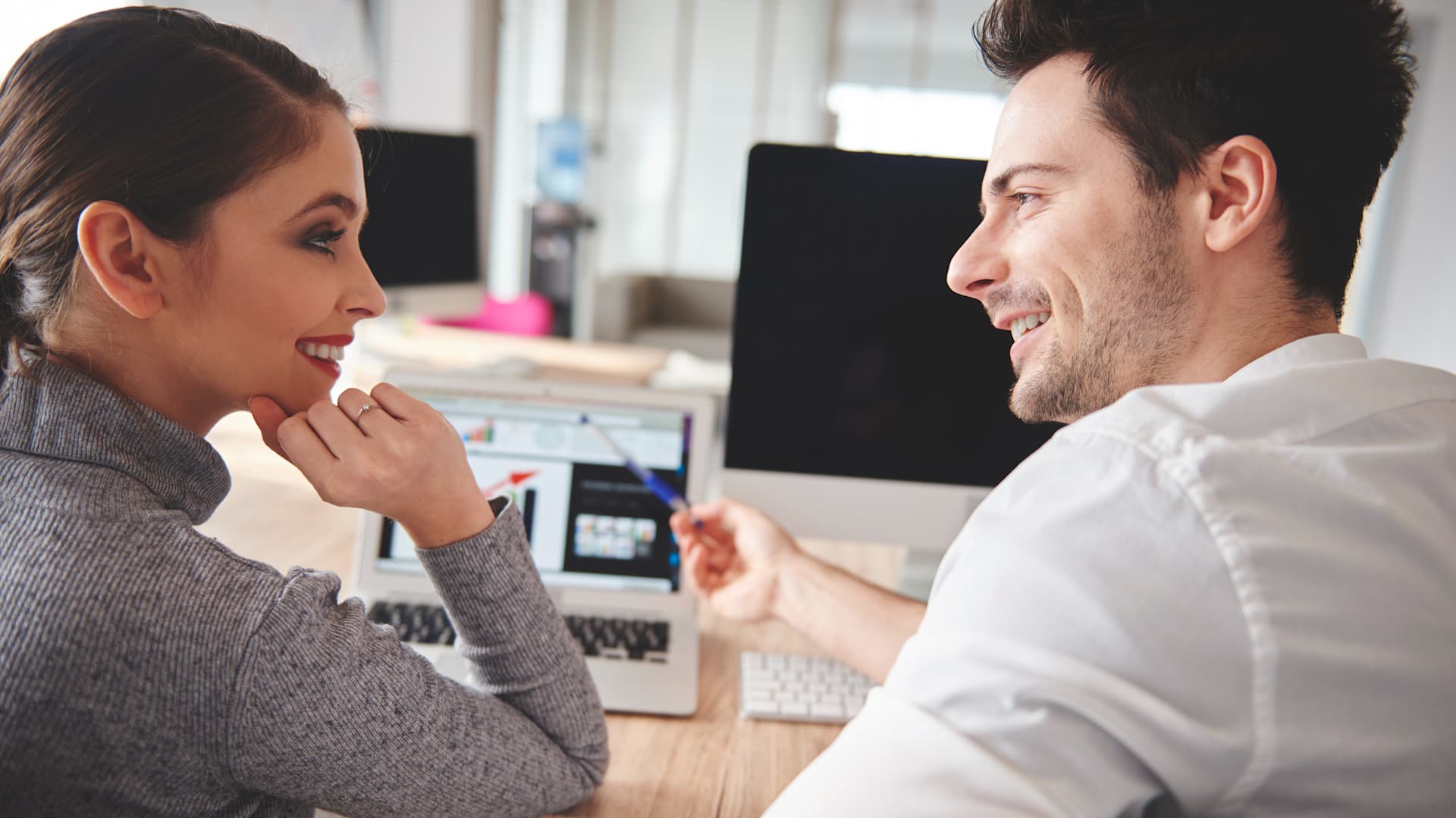 O trabalho pode ser um lugar perfeito para trair  O trabalho pode ser um lugar perfeito para trair