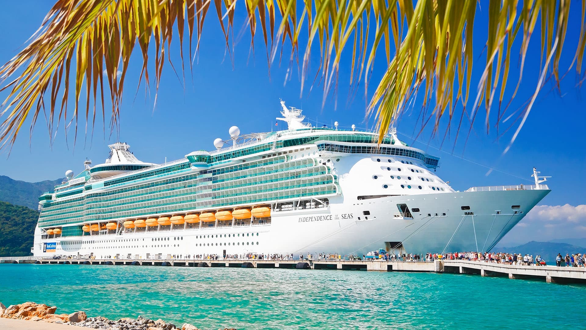 Viagem de cruzeiro em casal. Viagem de cruzeiro sendo dada como mimo em um relacionamento sugar.