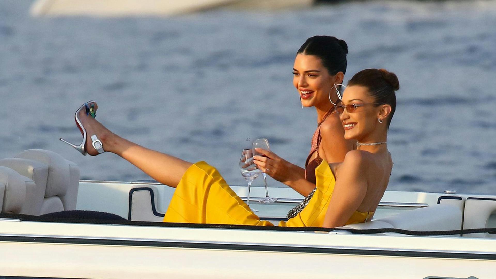 Kendall Jenner e Bella Hadid indo para uma festa em um iate de luxo.