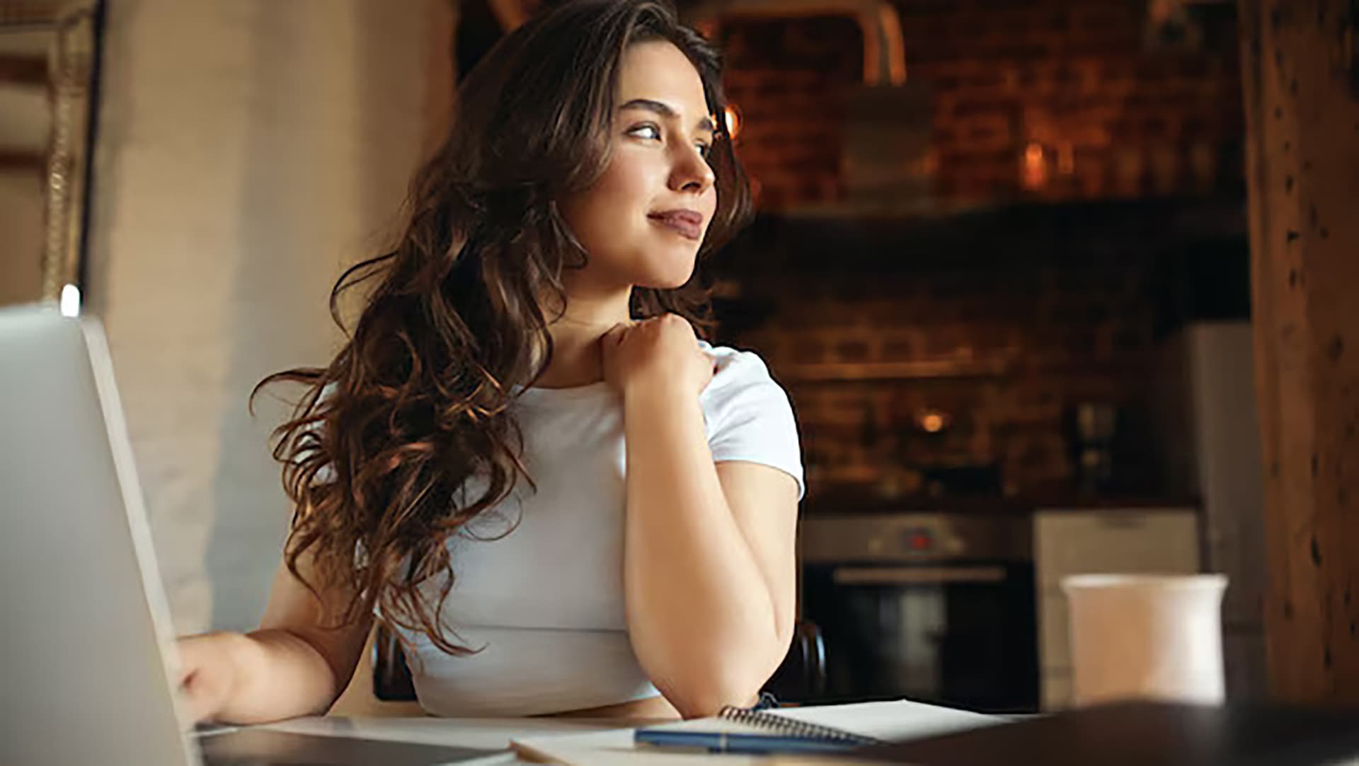 Sugar Baby Virtual Uma mulher jovem e sensual falando com seu Sugar Daddy por chat.