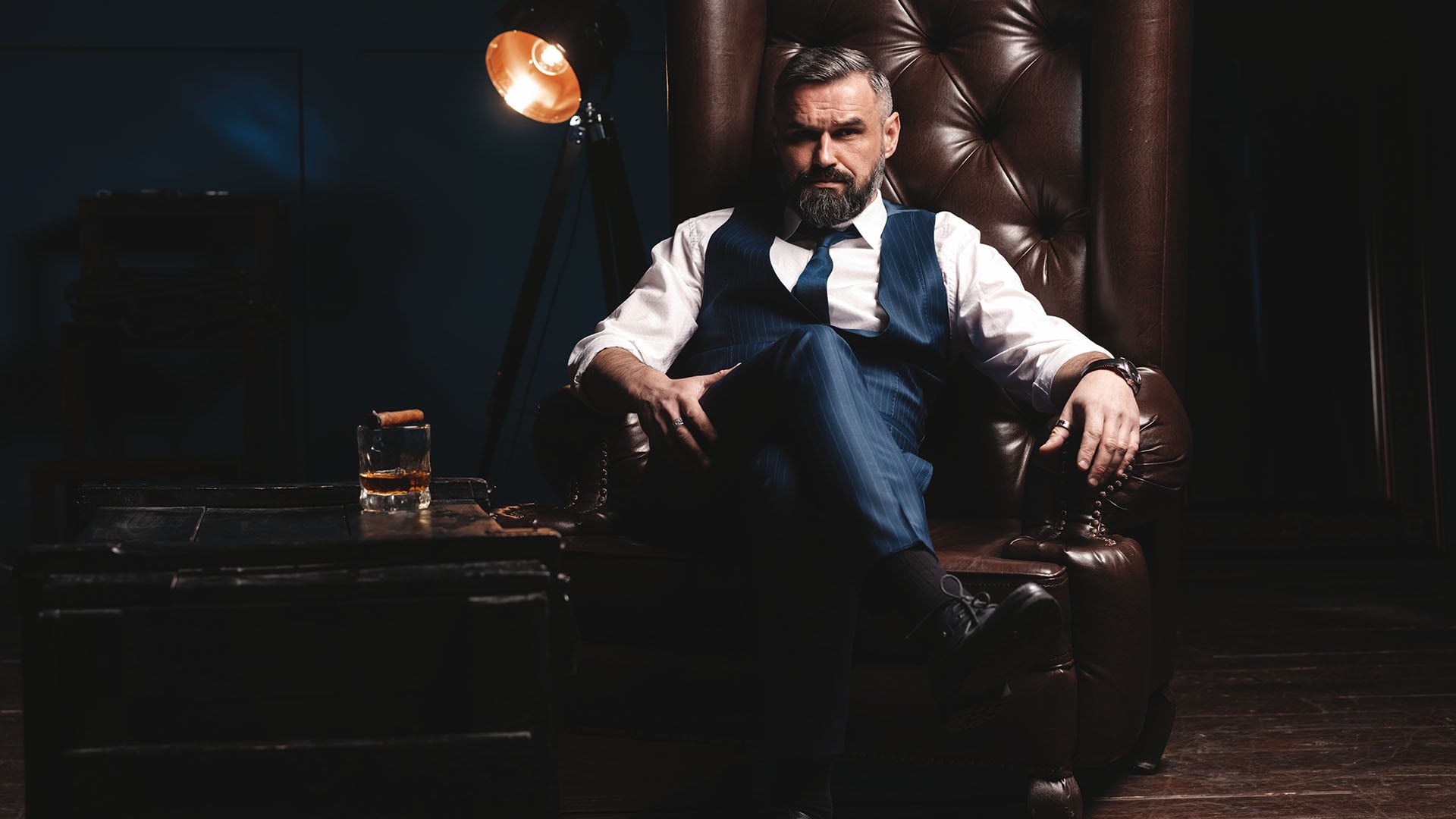 Sugar Daddy Homem maduro sentado em uma poltrona.