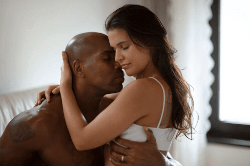 Além de explorar novas posições e fetiches, jogar com seu parceiro pode ser ótimo para aumentar a conexão entre vocês - Freepik Além de explorar novas posições e fetiches, jogar com seu parceiro pode ser ótimo para aumentar a conexão entre vocês - Freepik