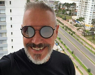 Foto ilustrativa de um homem grisalho com óculos escuros, representando um Sugar Daddy.