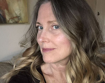 Foto ilustrativa de uma mulher em retrato com luz natural, representando uma Sugar Mommy.